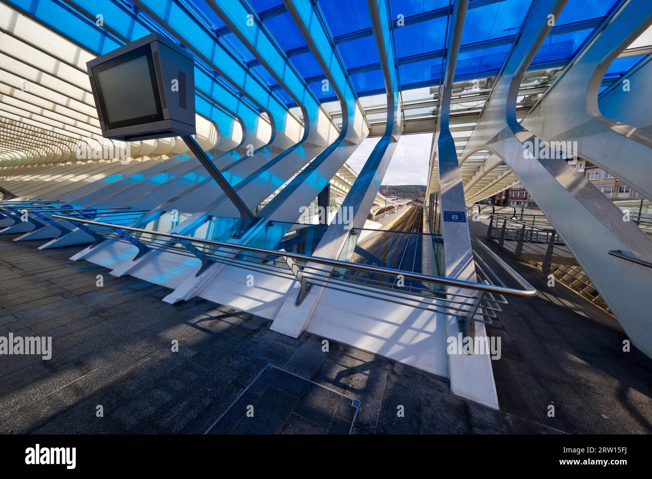 Leinwand am Bahnhof Lüttich-Guillemins, Architekt Santiago Calatrava mit Installation von Daniel Buren Comme tombees du ciel, les couleurs in situ et Stockfoto
