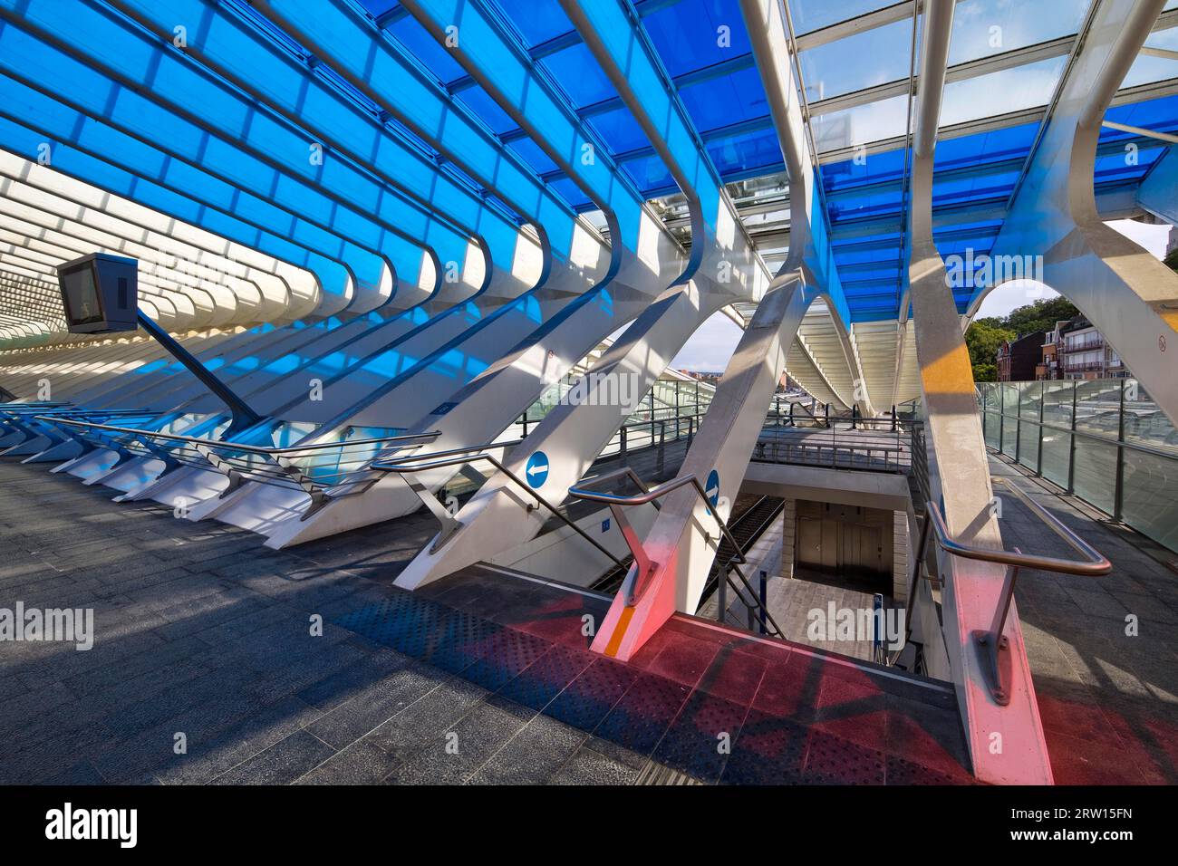 Leinwand am Bahnhof Lüttich-Guillemins, Architekt Santiago Calatrava mit Installation von Daniel Buren Comme tombees du ciel, les couleurs in situ et Stockfoto