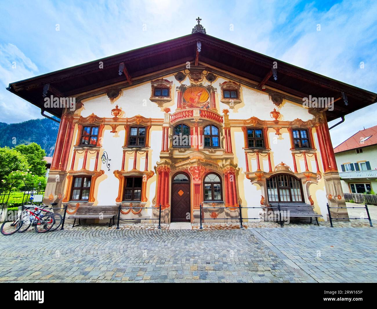 Oberammergau - 03. Juli 2021: Pilatushaus mit Luftlmalerei dekoriert. Die Luftlmalerei ist eine bayerner Kunstform der Hausfassadenmalerei in Oberamme Stockfoto