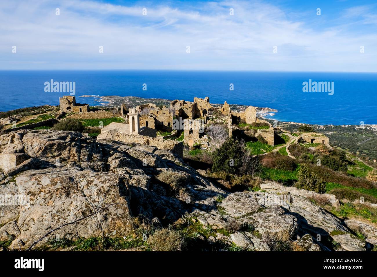 Ruinen von Occi. Seit Jahrhunderten verlassen, ist der Ort ein Touristenmagnet im Westen der Mittelmeerinsel Korsika, Frankreich Stockfoto