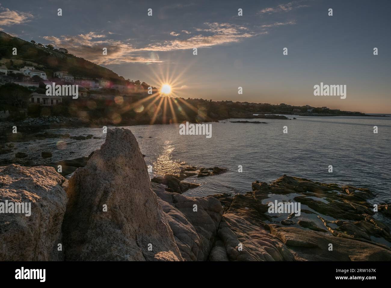 Die Sonne untergeht im Mittelmeer. Fotografiert im Westen der Mittelmeerinsel Korsika, Frankreich Stockfoto