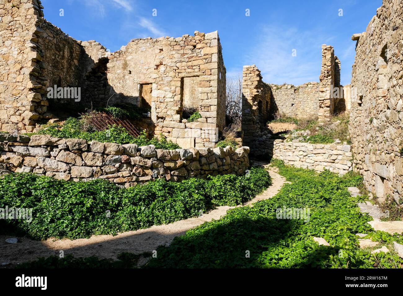 Ruinen von Occi. Seit Jahrhunderten verlassen, ist der Ort ein Touristenmagnet im Westen der Mittelmeerinsel Korsika, Frankreich Stockfoto