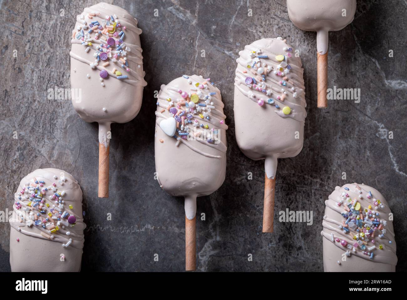 Süße und leckere Eisbecher, die wie Eis auf einem dunklen Steintisch aussehen Stockfoto