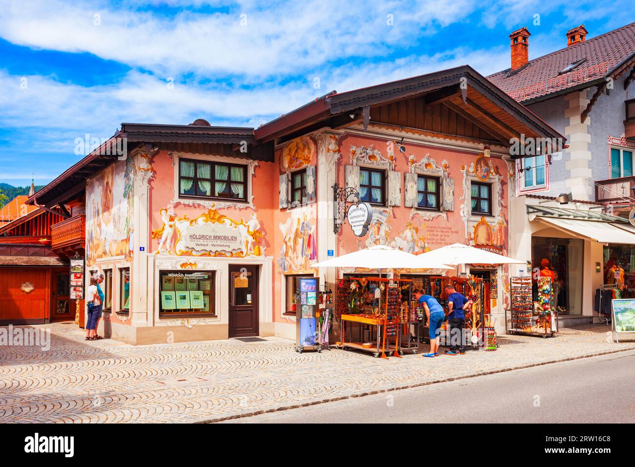 Oberammergau, Deutschland - 03. Juli 2021: Schönheithäuser mit Luftlmalerei bayern Kunstform der Hausfassadenmalerei in Oberammergau Stadt in Bayern, Germa Stockfoto