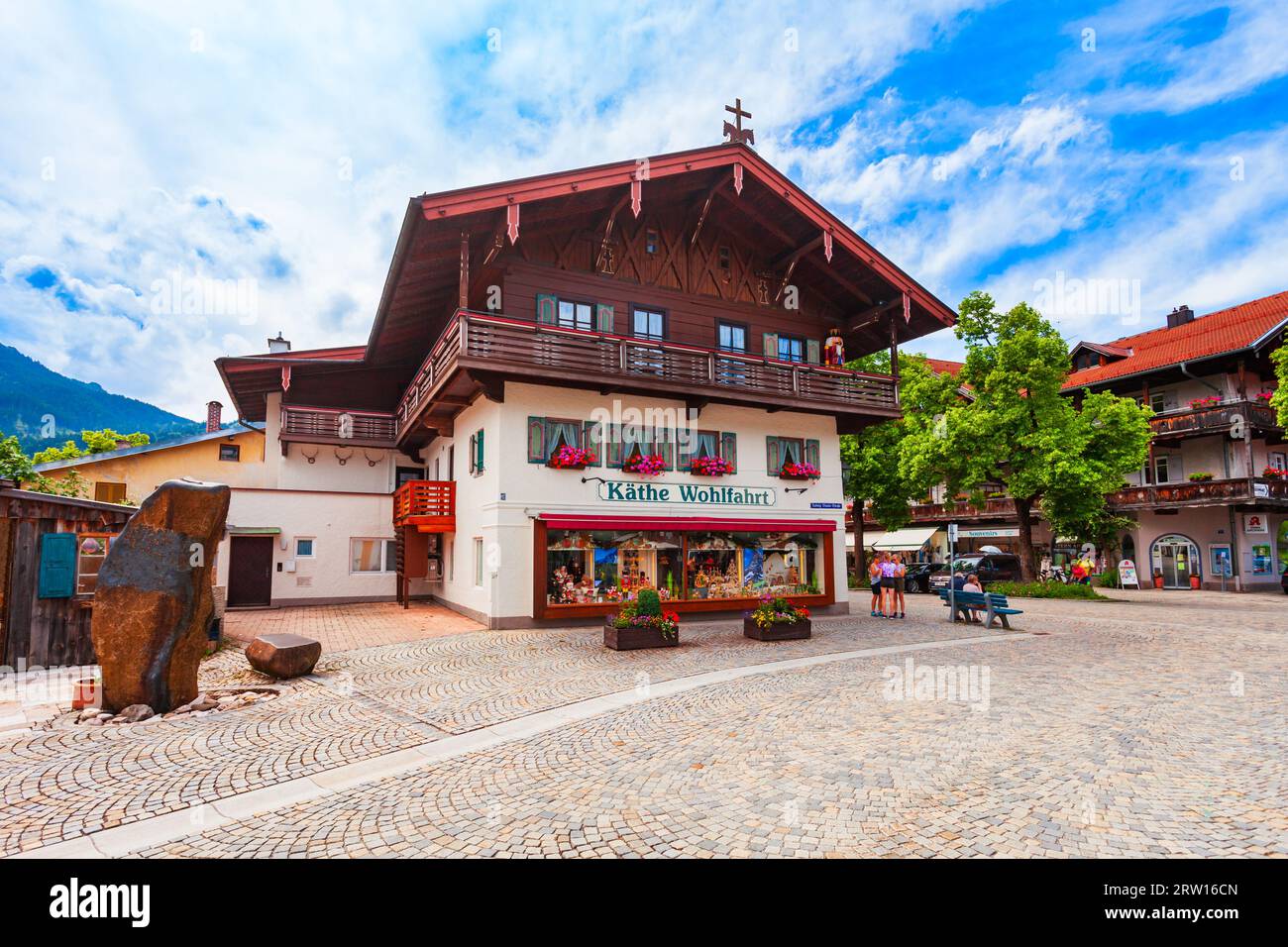 Oberammergau, Deutschland - 03. Juli 2021: Kathe Wohlfahrt Souvenirshop in Oberammergau Stadt in Bayern, Deutschland Stockfoto