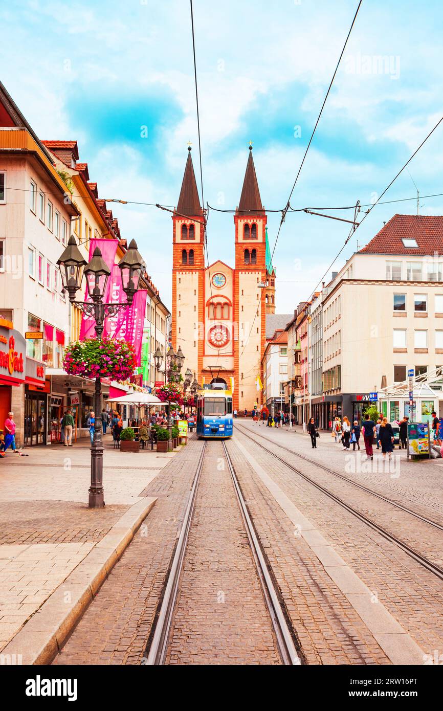 Würzburg, Deutschland - 11. Juli 2021: Straßenbahn in der Nähe des Würzburger Doms in der Würzburger Altstadt in Bayern, Deutschland Stockfoto