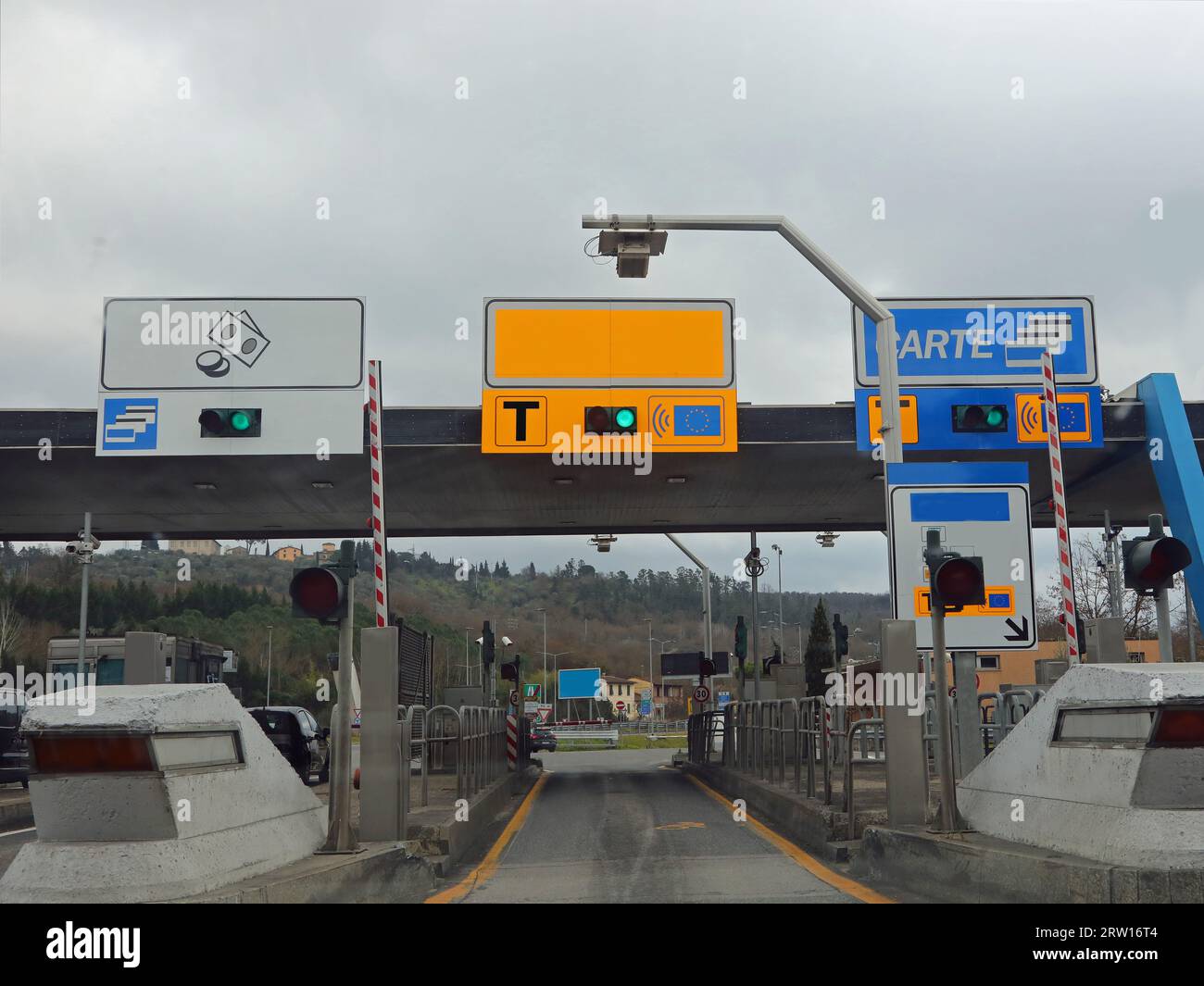 Impruneta, FI, Italien - 19. Februar 2023: Mautstelle für Mautgebühren und Vorzugsspur für Telepass Radar Stockfoto