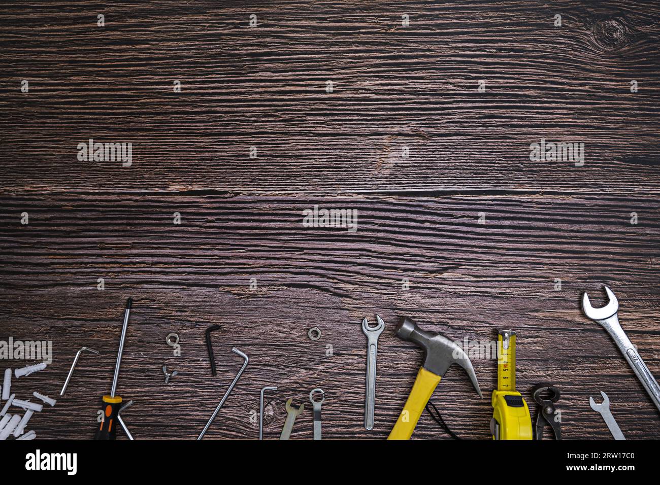 Ein Stillleben umzäunt auf einer Seite mit allen Arten von DIY-Werkzeugen auf einem Holztisch Stockfoto