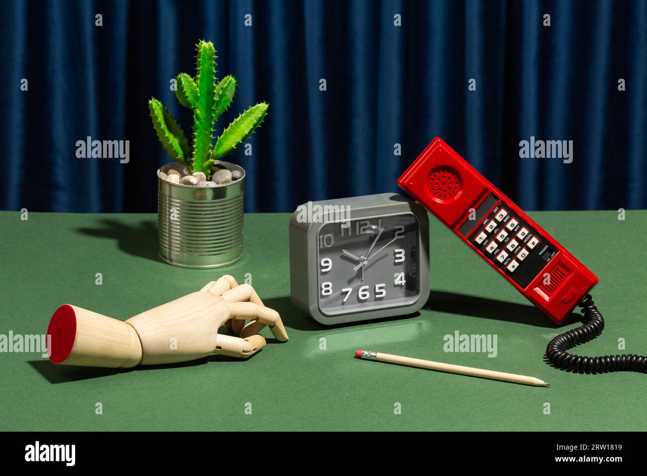 Verstreute Vintage-Artikel auf einem Retro-Desktop. Konzeptfoto. Hochwertige Fotos Stockfoto