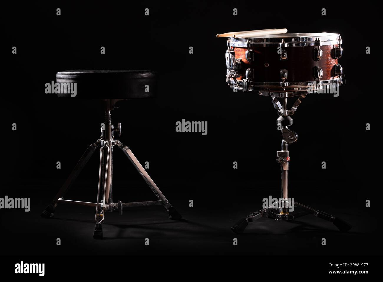 Schlagzeug auf Einer Bühne im dunklen Hintergrund. Musical Drums Kit Auf Der Bühne. Vintage-Look mit Raucheffekt. Hochwertige Fotos Stockfoto