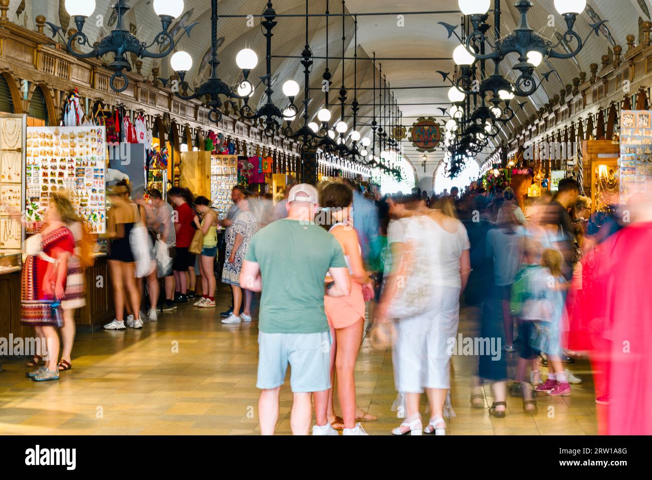 Tuchhalle ist ein Gebäude im Zentrum des Krakauer Marktplatzes, das als Einkaufspassage der ehemaligen Hauptstadt Polens erbaut wurde. Stockfoto