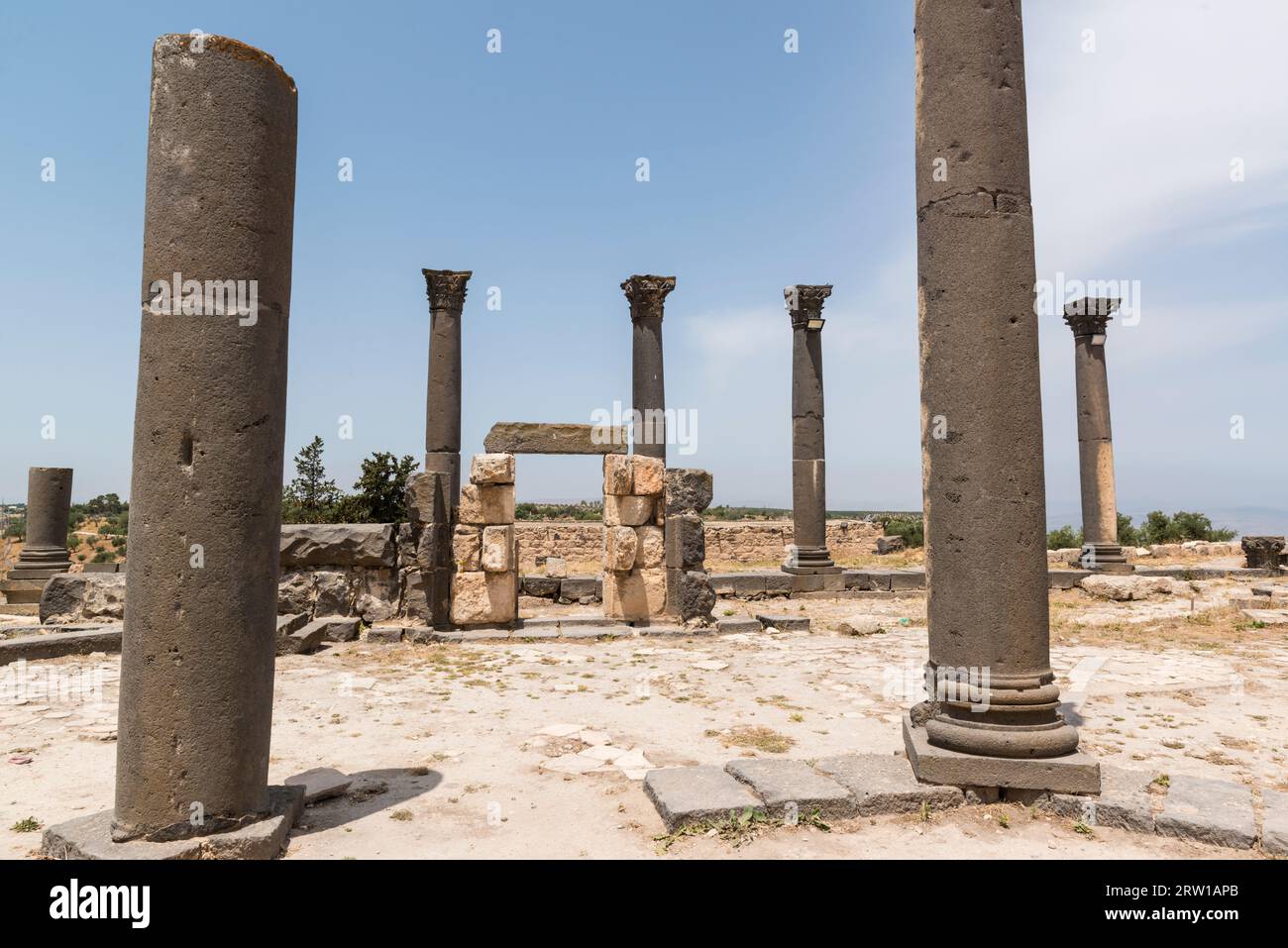 Säulen der achteckigen Kirche, ihr Tor und die Kirchenterrasse in der antiken Stadt Gadara, Umm Qais, Jordanien. Stockfoto