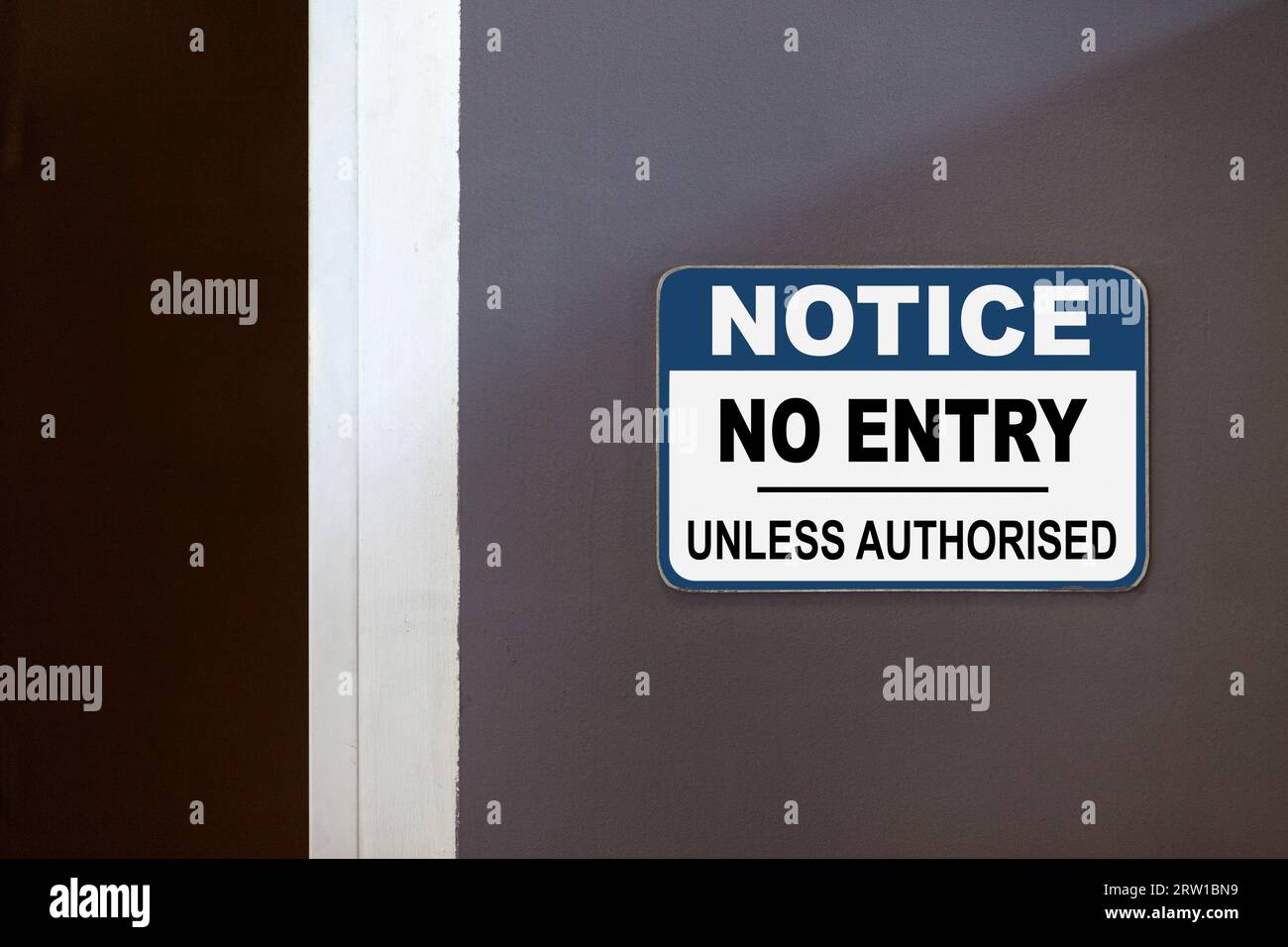 Blau-weißes Hinweisschild an der Seite einer offenen Tür mit der Aufschrift: Hinweis, kein Zutritt, es sei denn, es ist eine Genehmigung erforderlich. Stockfoto