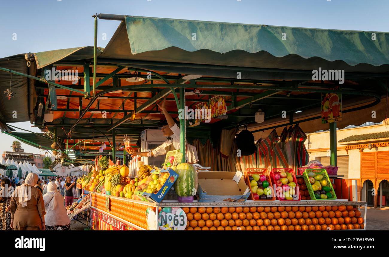 Marokko: Obstsäfte auf dem Jemaa el-Fnaa Platz in der Medina von Marrakesch oder Marrakesch. Marokkanisches Weltkulturerbe. Stockfoto