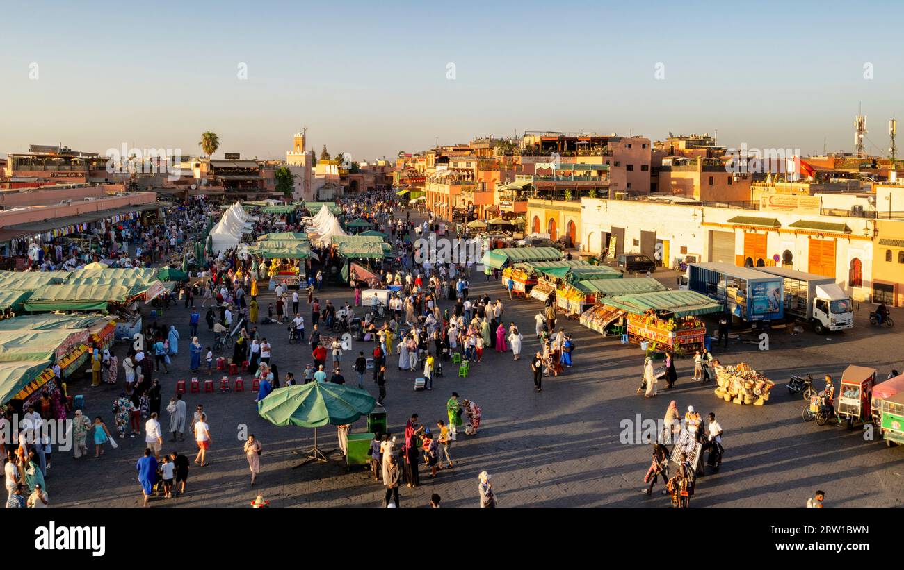 Blick auf den Jemaa el-Fnaa Platz bei Sonnenuntergang. UNESCO-Weltkulturerbe in Marrakesch oder Marrakesch Medina, Marokko. Stockfoto