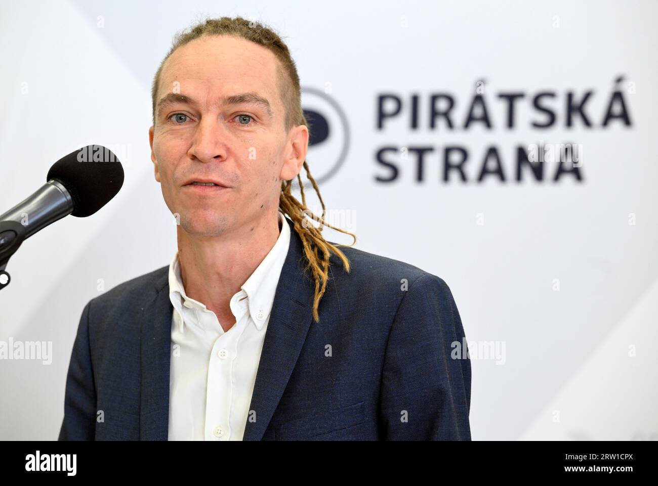 Prag, Tschechische Republik. September 2023. Ivan Bartos, Vorsitzender der Ceska piratska strana (Tschechische Piratenpartei), spricht während des nationalen Forums der Tschechischen Piratenpartei, die unter anderem führende Kandidaten für die Wahlen zum Europäischen Parlament in Prag, Tschechische Republik, am 16. September 2023 wählen wird. Quelle: Katerina Sulova/CTK Photo/Alamy Live News Stockfoto
