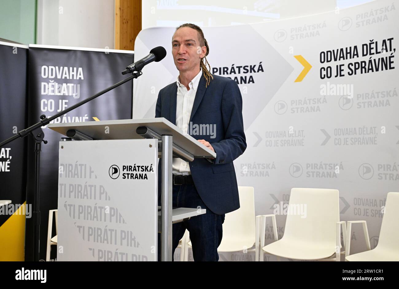 Prag, Tschechische Republik. September 2023. Ivan Bartos, Vorsitzender der Ceska piratska strana (Tschechische Piratenpartei), spricht während des nationalen Forums der Tschechischen Piratenpartei, die unter anderem führende Kandidaten für die Wahlen zum Europäischen Parlament in Prag, Tschechische Republik, am 16. September 2023 wählen wird. Quelle: Katerina Sulova/CTK Photo/Alamy Live News Stockfoto