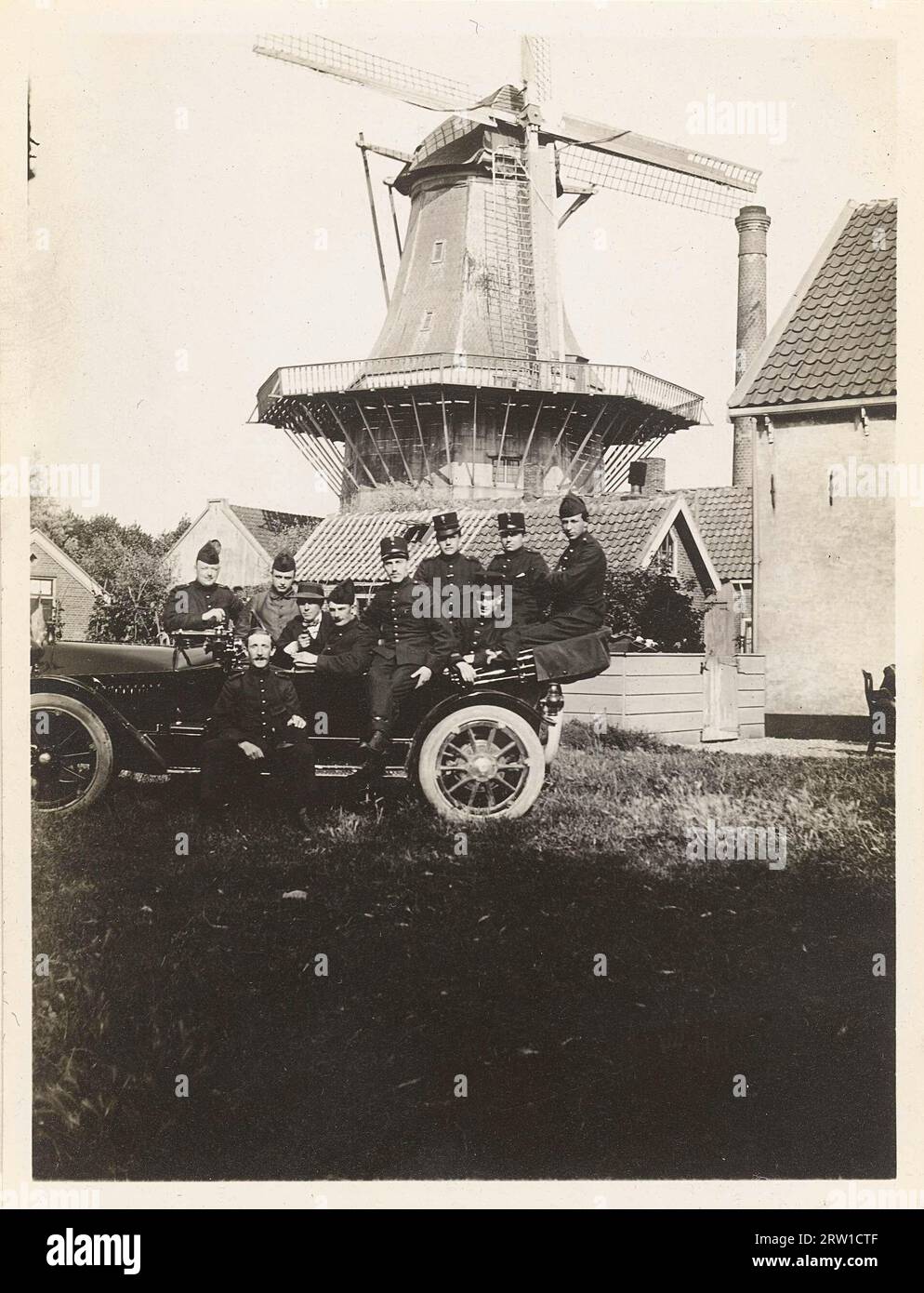 Soldaten in einem Hupmobil vor der Eendracht-Mehlmühle in Alphen aan den Rijn während der allgemeinen Mobilisierung 1914 Stockfoto