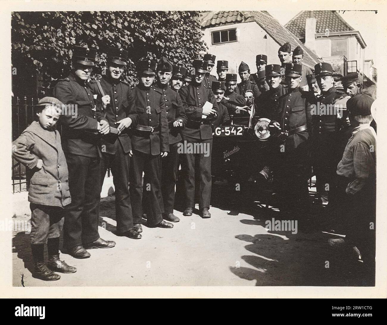 Soldaten in und in der Nähe eines Hupmobils in Alphen aan den Rijn, während der allgemeinen Mobilisierung, 1914. Weltkrieg Stockfoto
