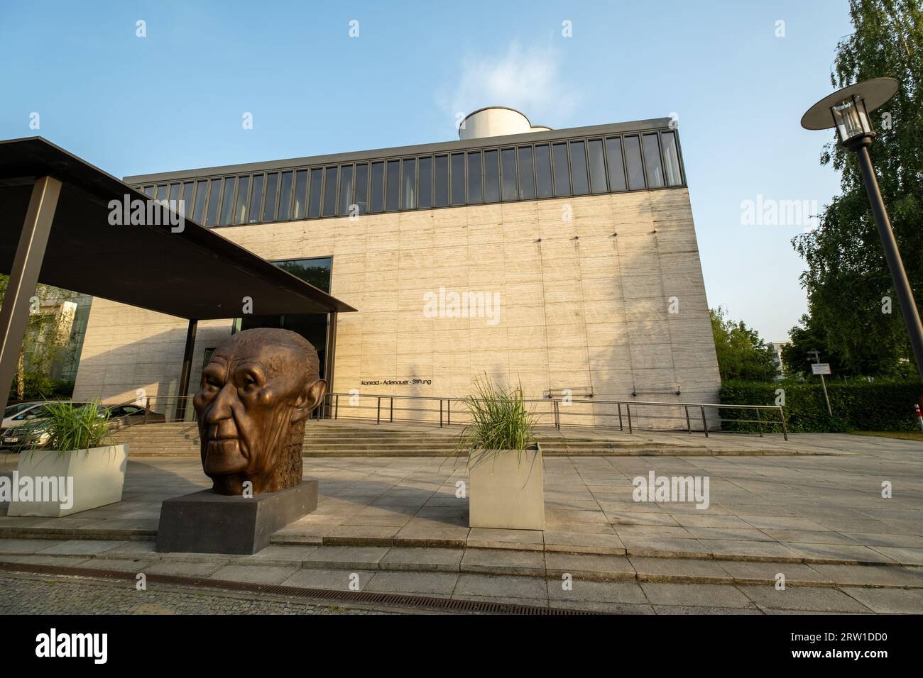 18.06.2022, Deutschland, Berlin, Berlin - Akademie der Konrad-Adenauer-Stiftung e.V. an der Tiergartenstraße mit Skulptur des ehemaligen CDU-Chores Stockfoto