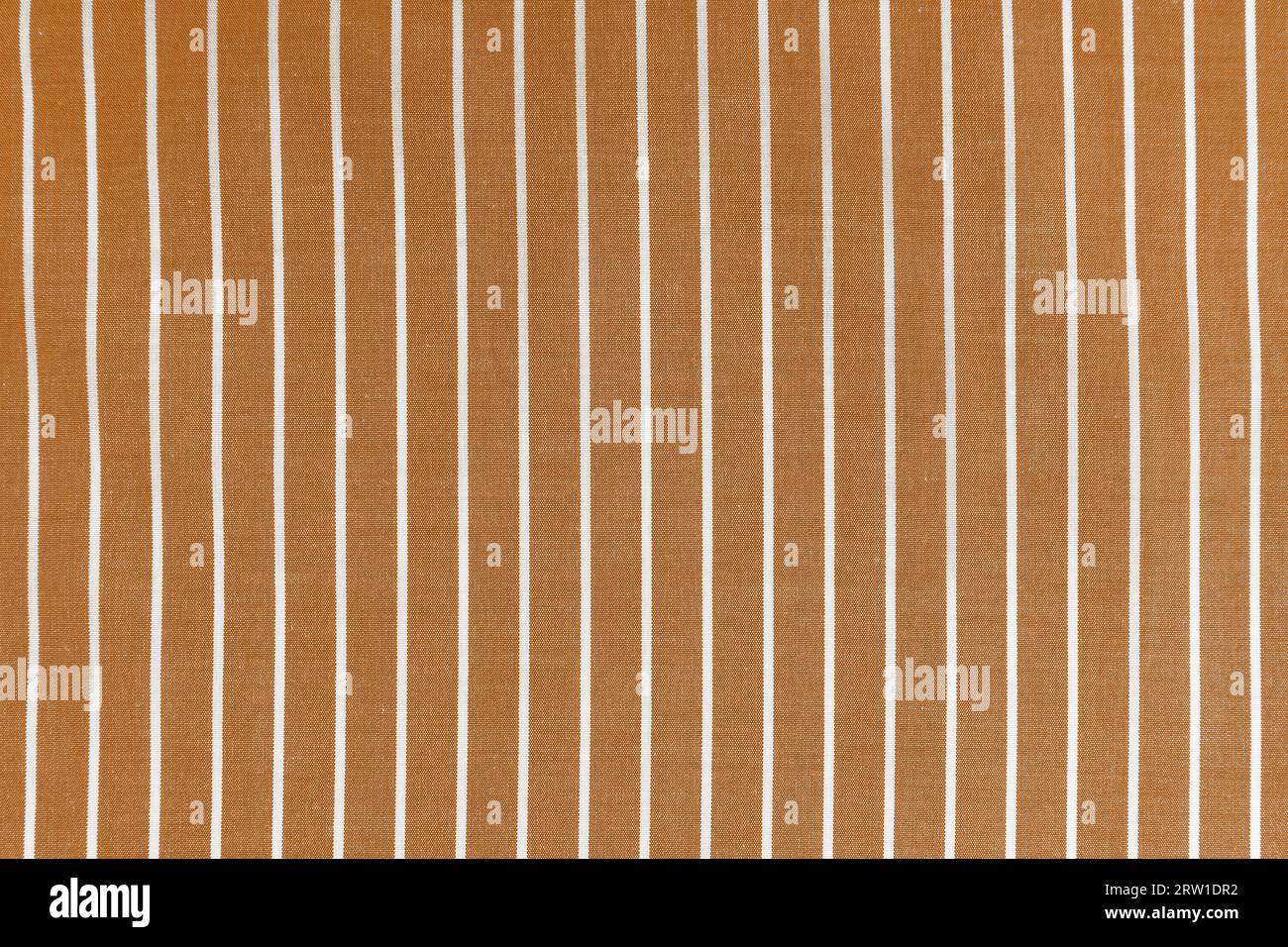 Gestreifter orangefarbener, weißer Texturhintergrund mit Kopierraum. Hemdstoff, Tischdecke Textil, Bekleidungstuch, Polsterung mit klassischem Muster mit Stockfoto