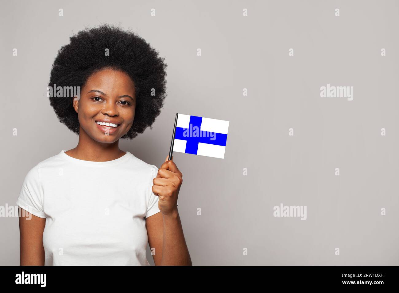 Finnische Frau mit finnischer Flagge. Bildung, Wirtschaft, Staatsbürgerschaft und Patriotismus Stockfoto