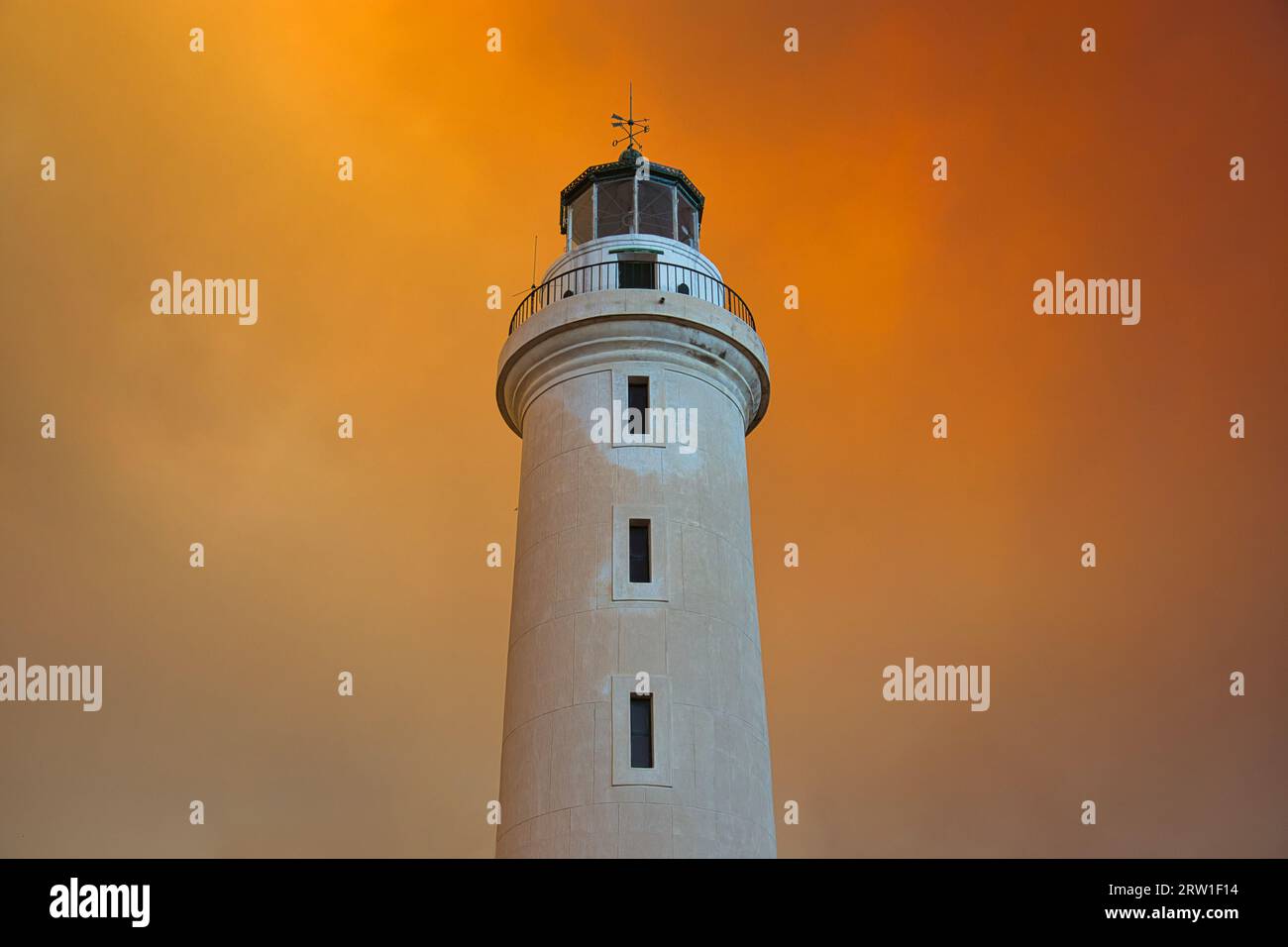 Der Leuchtturm von Alexandroupolis in Nordgriechenland während der verheerenden Brände im August 2023 Stockfoto