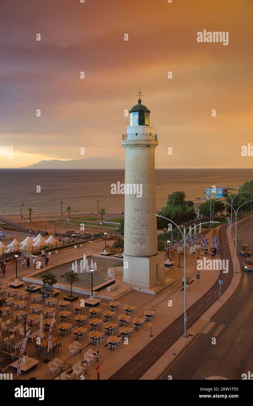 ALEXANDROUPOLIS - 21. AUGUST: Der Leuchtturm von Alexandroupolis im Norden Griechenlands, umgeben von orangenem Rauch während der katastrophalen Brände im August 202 Stockfoto