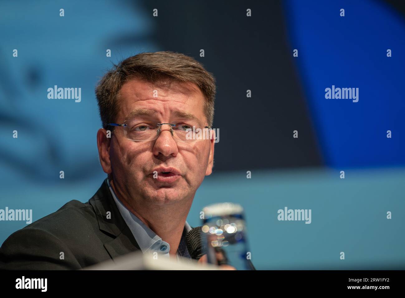 Marseille, Frankreich. September 2023. Patrice Vergriete, Minister Delegate for Housing, spricht während der Konferenz. Die Union Syndicale de l'immobilier (Unis) hält ihre jährliche Herbsttagung in Marseille ab, und zwar vor dem Hintergrund einer Krise im Immobilienverkaufssektor und einer Rezession im Wohnungsbau infolge steigender Zinssätze und anhaltender Inflation in Frankreich. Quelle: SOPA Images Limited/Alamy Live News Stockfoto