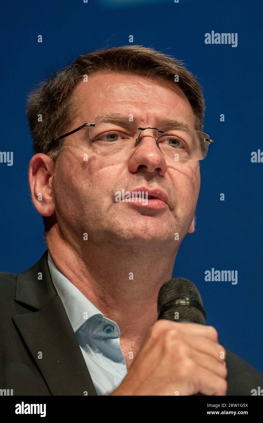 Marseille, Frankreich. September 2023. Patrice Vergriete, Minister Delegate for Housing, spricht während der Konferenz. Die Union Syndicale de l'immobilier (Unis) hält ihre jährliche Herbsttagung in Marseille ab, und zwar vor dem Hintergrund einer Krise im Immobilienverkaufssektor und einer Rezession im Wohnungsbau infolge steigender Zinssätze und anhaltender Inflation in Frankreich. (Foto: Laurent Coust/SOPA Images/SIPA USA) Credit: SIPA USA/Alamy Live News Stockfoto