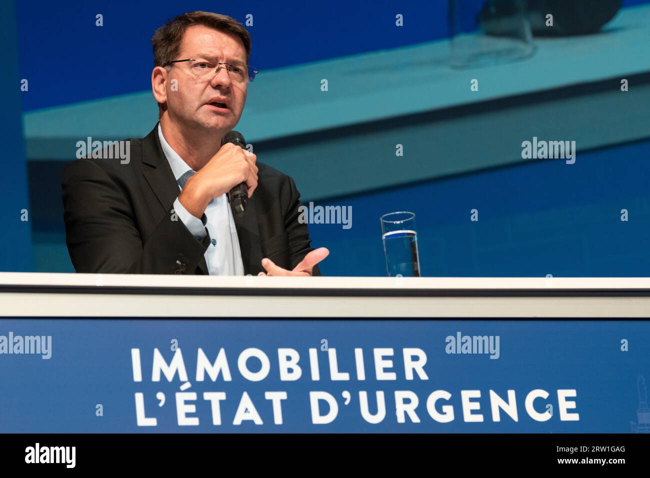 Marseille, Frankreich. September 2023. Patrice Vergriete, Minister Delegate for Housing, spricht während der Konferenz. Die Union Syndicale de l'immobilier (Unis) hält ihre jährliche Herbsttagung in Marseille ab, und zwar vor dem Hintergrund einer Krise im Immobilienverkaufssektor und einer Rezession im Wohnungsbau infolge steigender Zinssätze und anhaltender Inflation in Frankreich. (Foto: Laurent Coust/SOPA Images/SIPA USA) Credit: SIPA USA/Alamy Live News Stockfoto