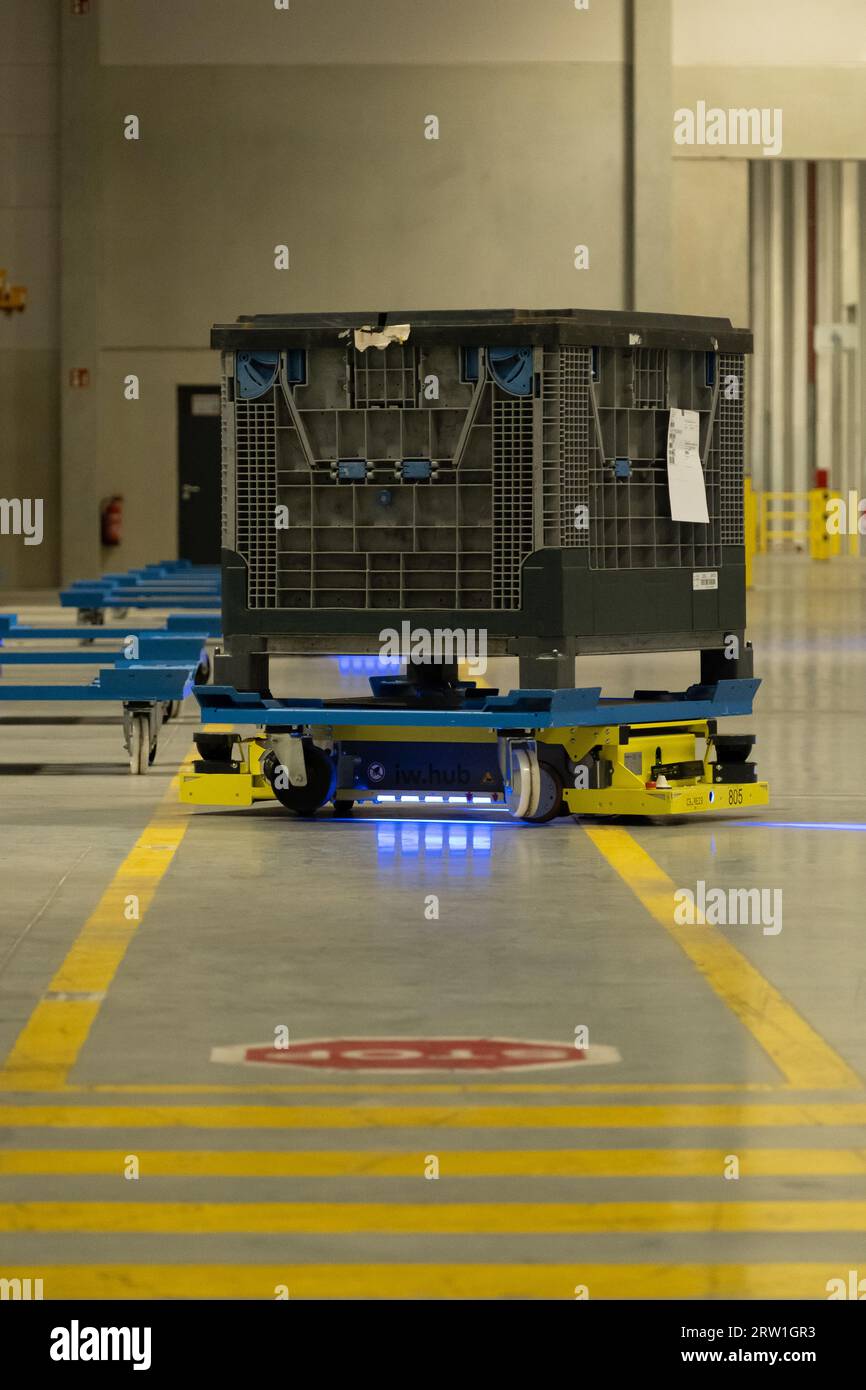 02.05.2023, Deutschland, Bremen, Bremen - fahrerloses AGV-Transportsystem mit AMR (Autonomous Mobile Robots) im Logistikzentrum C3 Bremen (BLG Logis Stockfoto