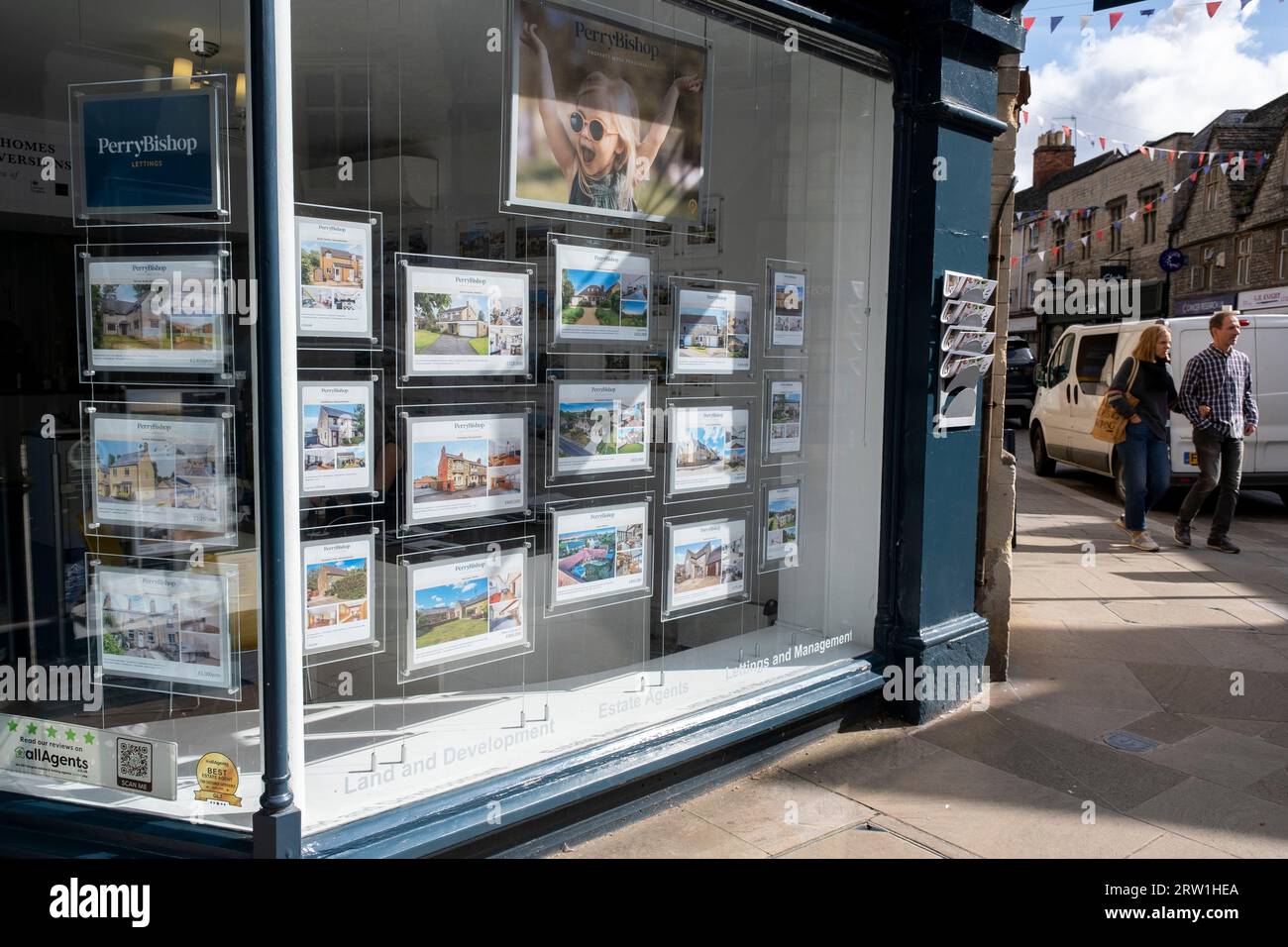 Am 13. September 2023 in Cirencester, Großbritannien, kommen die Leute an Häusern vorbei, die in einem Fenster für Immobilienmakler verkauft werden. Cirencester ist bekannt dafür, dass es in seinem kleinen Stadtzentrum eine große Anzahl von Immobilienmaklern gibt, da der ländliche Wohnungsmarkt weiterhin aktiv ist. Cirencester ist eine Marktgemeinde in Gloucestershire. Es ist die achtgrößte Siedlung in Gloucestershire und die größte Stadt innerhalb der Cotswolds. Die meisten Gebäude und Häuser in der Stadt sind aus dem charakteristischen honigfarbenen Cotswold Stone gefertigt. Stockfoto