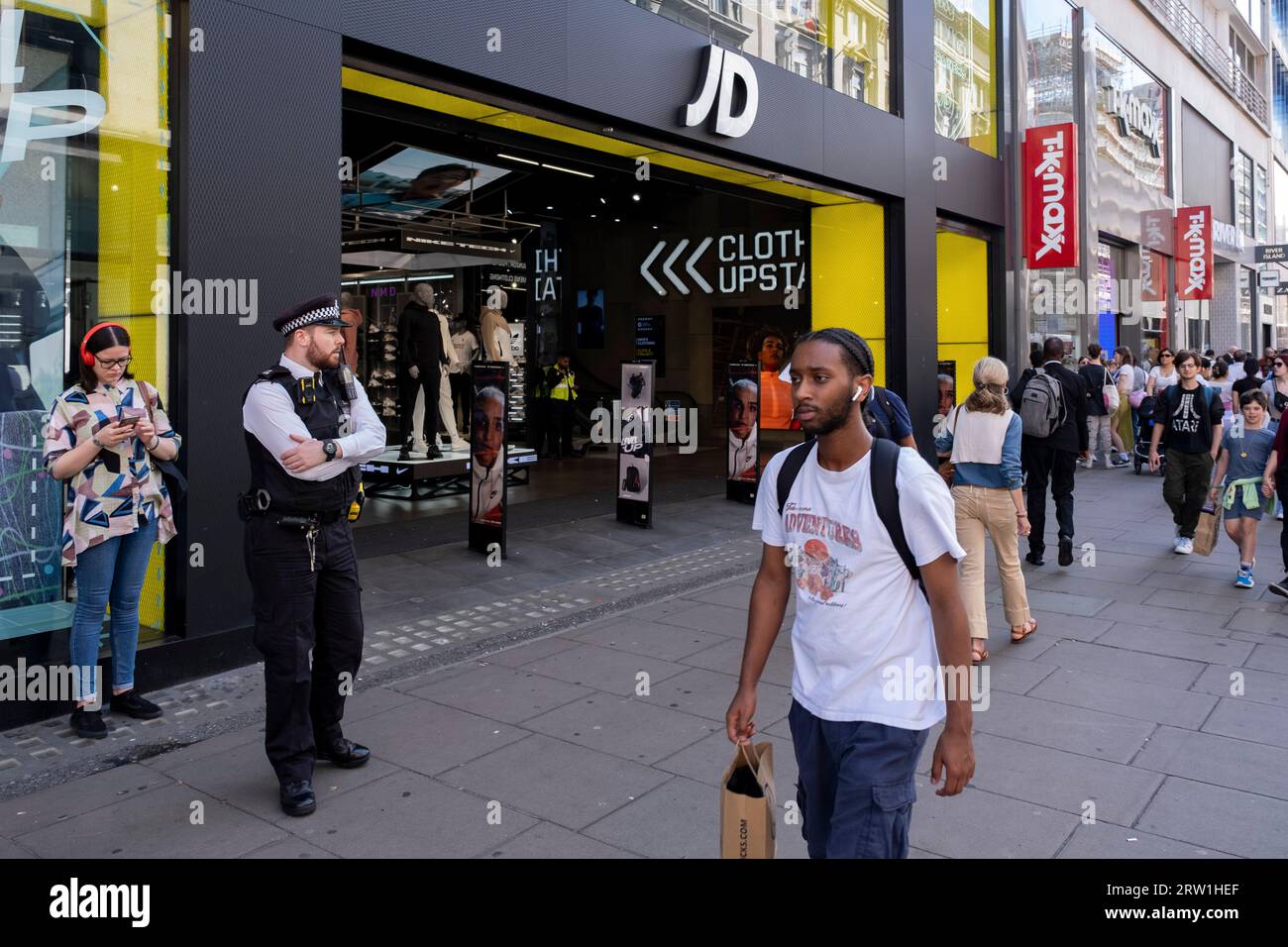 Polizeipräsenz in der Oxford Street nach einer Reihe von jüngsten Vorfällen, bei denen Beiträge in sozialen Medien am 17. August 2023 in London, Vereinigtes Königreich, zu Plünderungen und Unruhen unter einigen Jugendlichen aufriefen. Posts auf TikTok und Snapchat wurden häufig geteilt und begannen unter dem Hashtag Oxford Circus JD-Raub in Bezug auf den Shop JD Sports in den Trend zu treten. Stockfoto