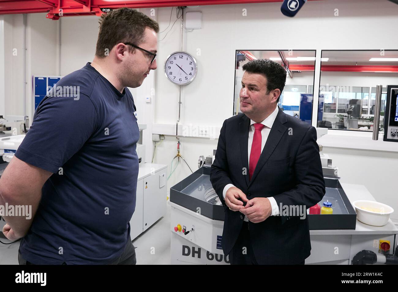 09.05.2023, Deutschland, Berlin, Berlin - Bundesarbeitsminister Hubertus Heil im Gespräch mit einem Optikmeister in der Produktionsabteilung der BER von ASML Stockfoto