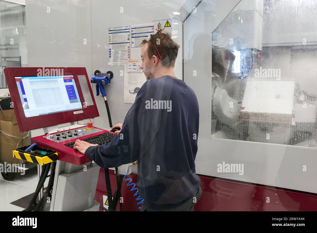 09.05.2023, Deutschland, Berlin, Berlin - in der Produktion der Berliner Niederlassung von ASML. Ein Mitarbeiter überwacht die Produktion hochpräziser Bauteile Stockfoto