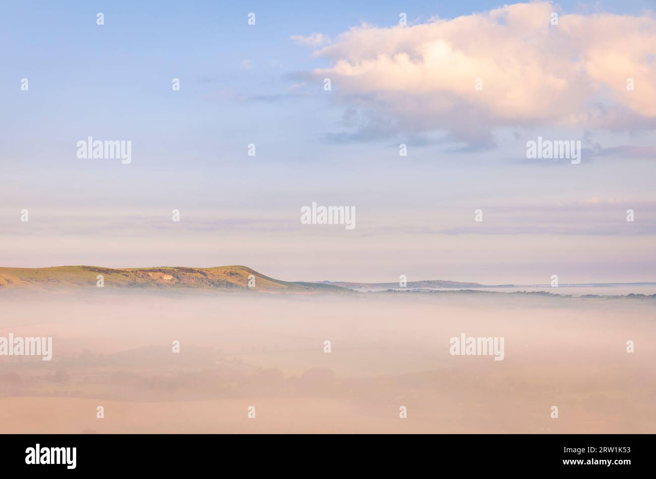 Nebelhafter Sonnenaufgang am Morgen von Wilmington Hill in den südlichen Tiefen östlich von Sussex im Südosten Englands Stockfoto