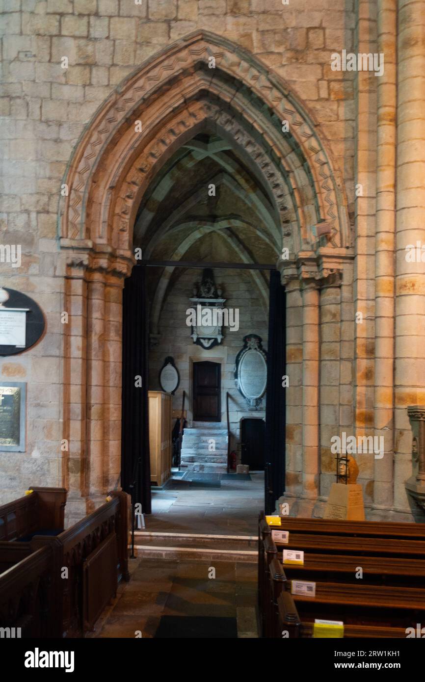 Ein Übergangsbogen (zwischen normannischen und gotischen Stilen) im Nordschiff des Cartmel Priory in Cumbria, bei Kendal Stockfoto