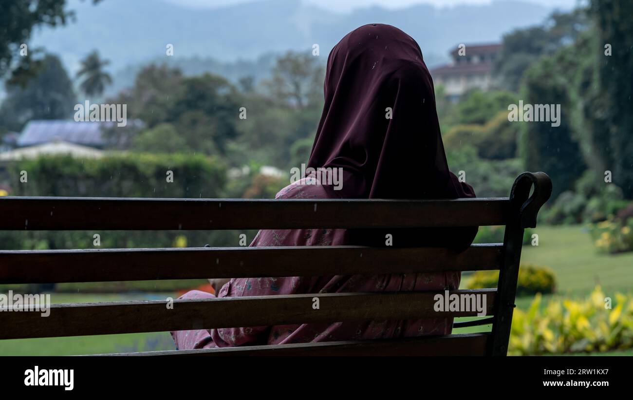 Entspannende Momente: Muslimische Frauen im Park Stockfoto