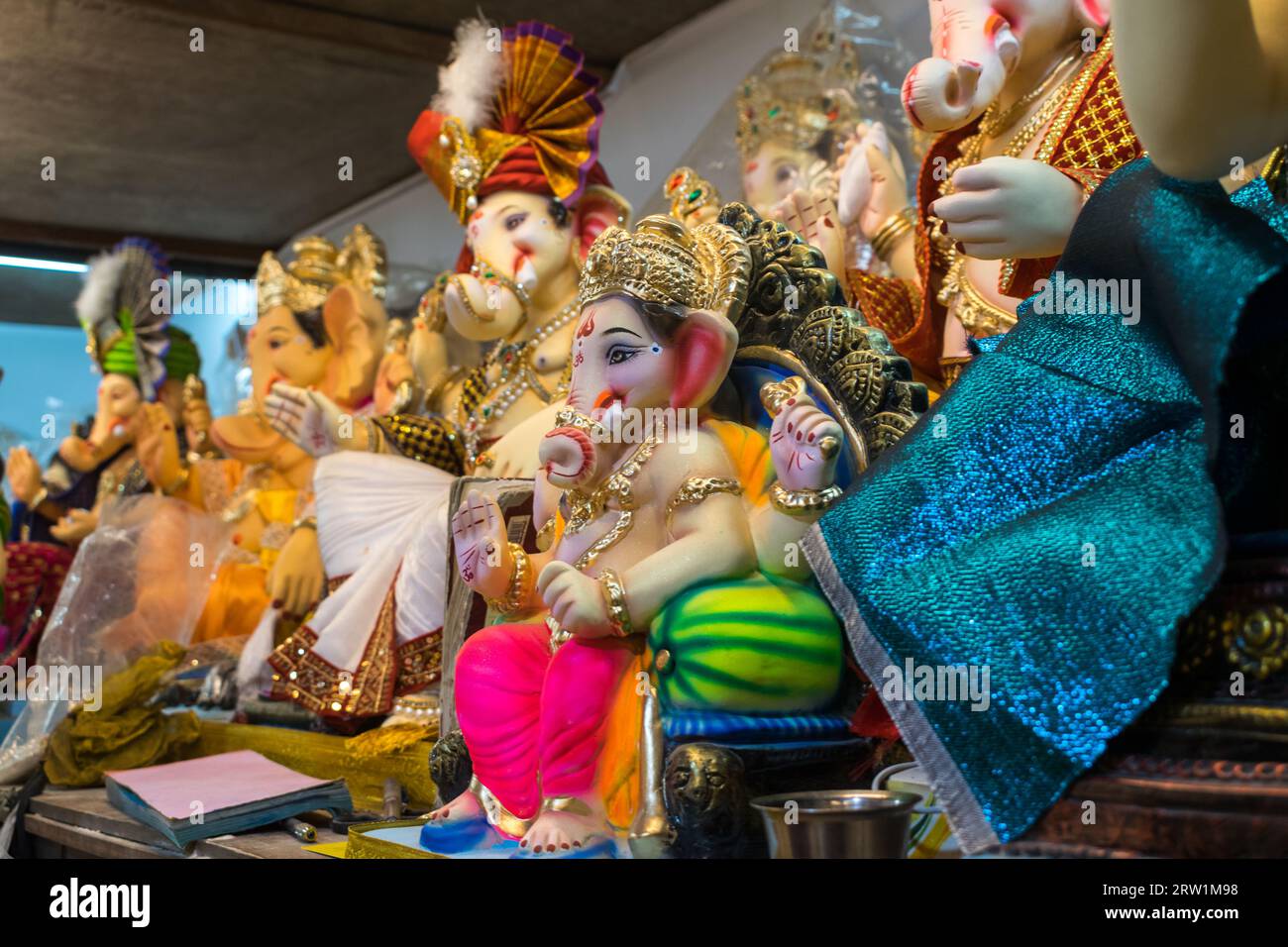 Viele schöne und farbenfrohe Götzenbilder von Lord Ganpati werden in einem Workshop in Mumbai, Indien, zum Festival von Ganesh Chaturthi ausgestellt Stockfoto