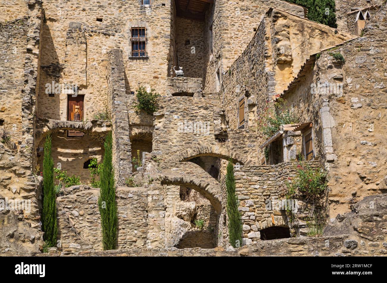 Die Häuser und Mauern der schönsten alten französischen Dörfer: Saint-Montan. Stockfoto