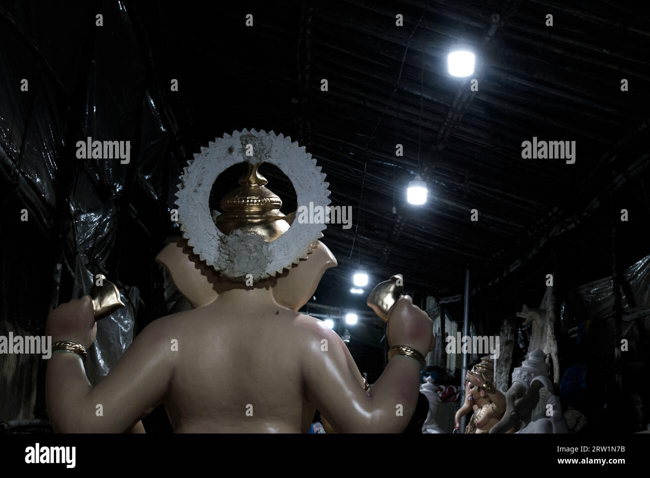 Ein wunderschönes Idol von Lord Ganpati, ausgestellt in einem Workshop in Mumbai, Indien, zum Festival von Ganesh Chaturthi Stockfoto