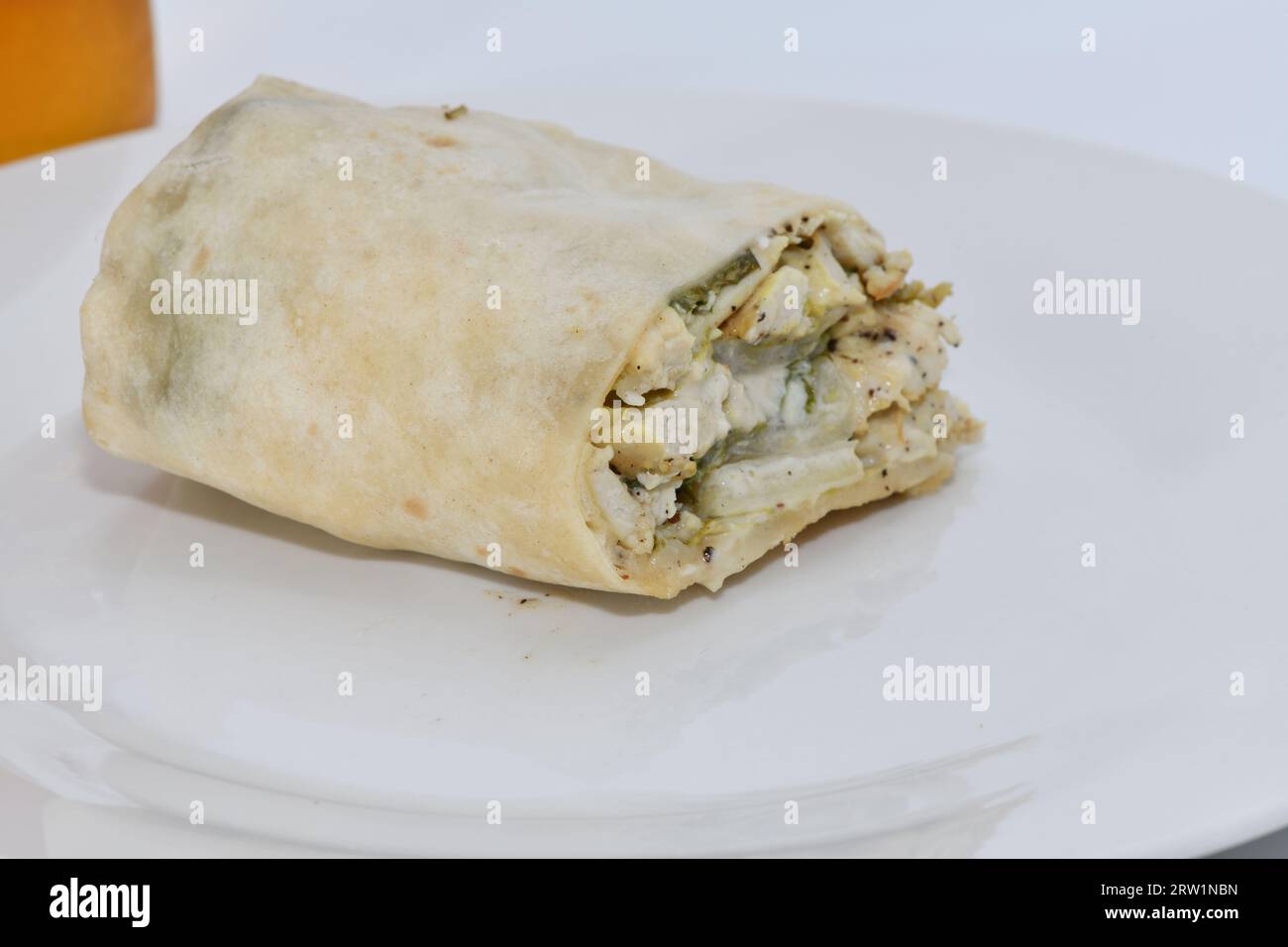 Eine Nahaufnahme eines Hühnerwickels. Stockfoto