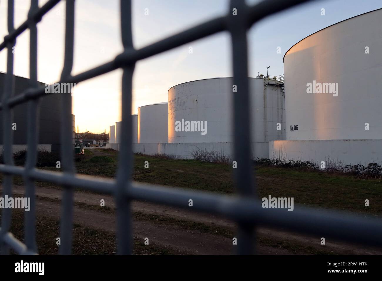 15.02.2023, Deutschland, Berlin, Berlin - Blick durch einen Zaun auf Oiltanking's Panzerfarm. 00S230215D213CAROEX.JPG [MODELLVERSION: NICHT ZUTREFFEND, PROPE Stockfoto