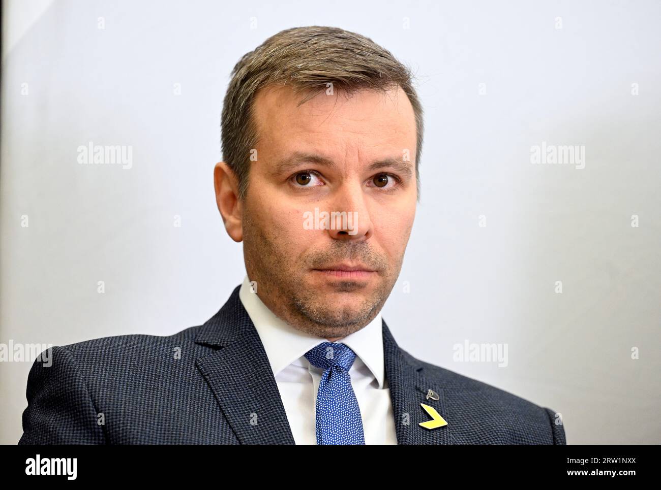 Prag, Tschechische Republik. September 2023. Marcel Kolaja, der derzeitige erste stellvertretende Vorsitzende der Piraten und ein Mitglied des Europäischen Parlaments, wird der Führer der Kandidatenliste der Piratenpartei für die Wahlen zum Europäischen Parlament sein, da die Entscheidung von den Piraten-Mitgliedern auf der heutigen Sitzung ihres nationalen Forums in Prag, Tschechische Republik, am 16. September 2023 getroffen wurde. Quelle: Katerina Sulova/CTK Photo/Alamy Live News Stockfoto