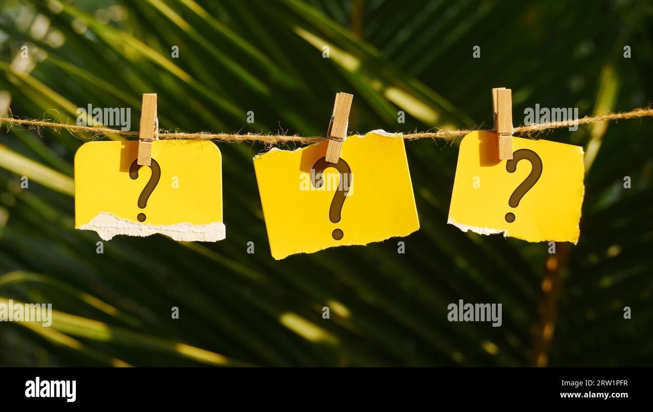 Fragezeichen auf Papier Konzept auf Clip, Bildung und Wirtschaft, Suche nach Antworten, Denken, ein Problem zu lösen, Zweifel Stockfoto