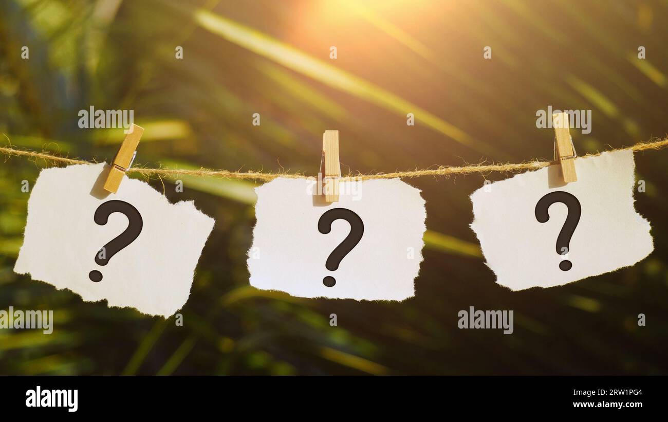 Fragezeichen auf Papier Konzept auf Clip, Bildung und Wirtschaft, Suche nach Antworten, Denken, ein Problem zu lösen, Zweifel Stockfoto