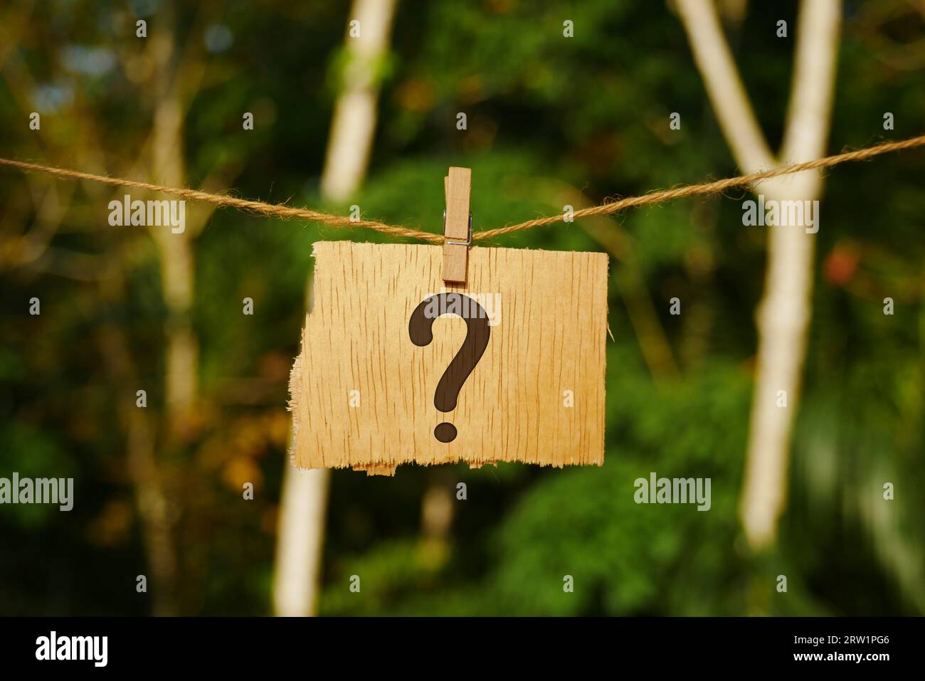 Fragezeichen auf Papier Konzept auf Clip, Bildung und Wirtschaft, Suche nach Antworten, Denken, ein Problem zu lösen, Zweifel Stockfoto