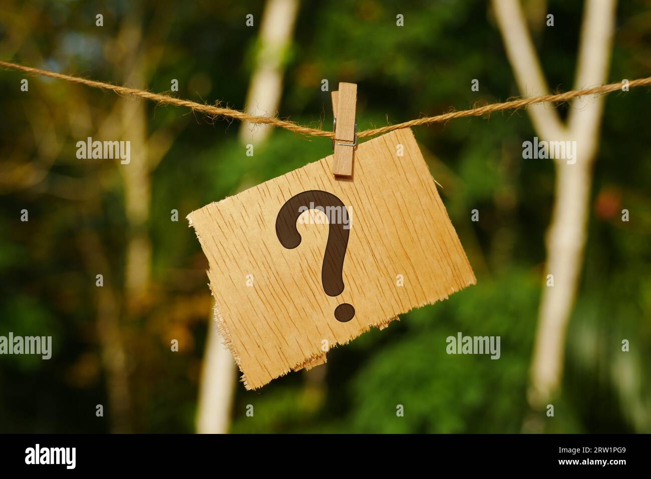 Fragezeichen auf Papier Konzept auf Clip, Bildung und Wirtschaft, Suche nach Antworten, Denken, ein Problem zu lösen, Zweifel Stockfoto