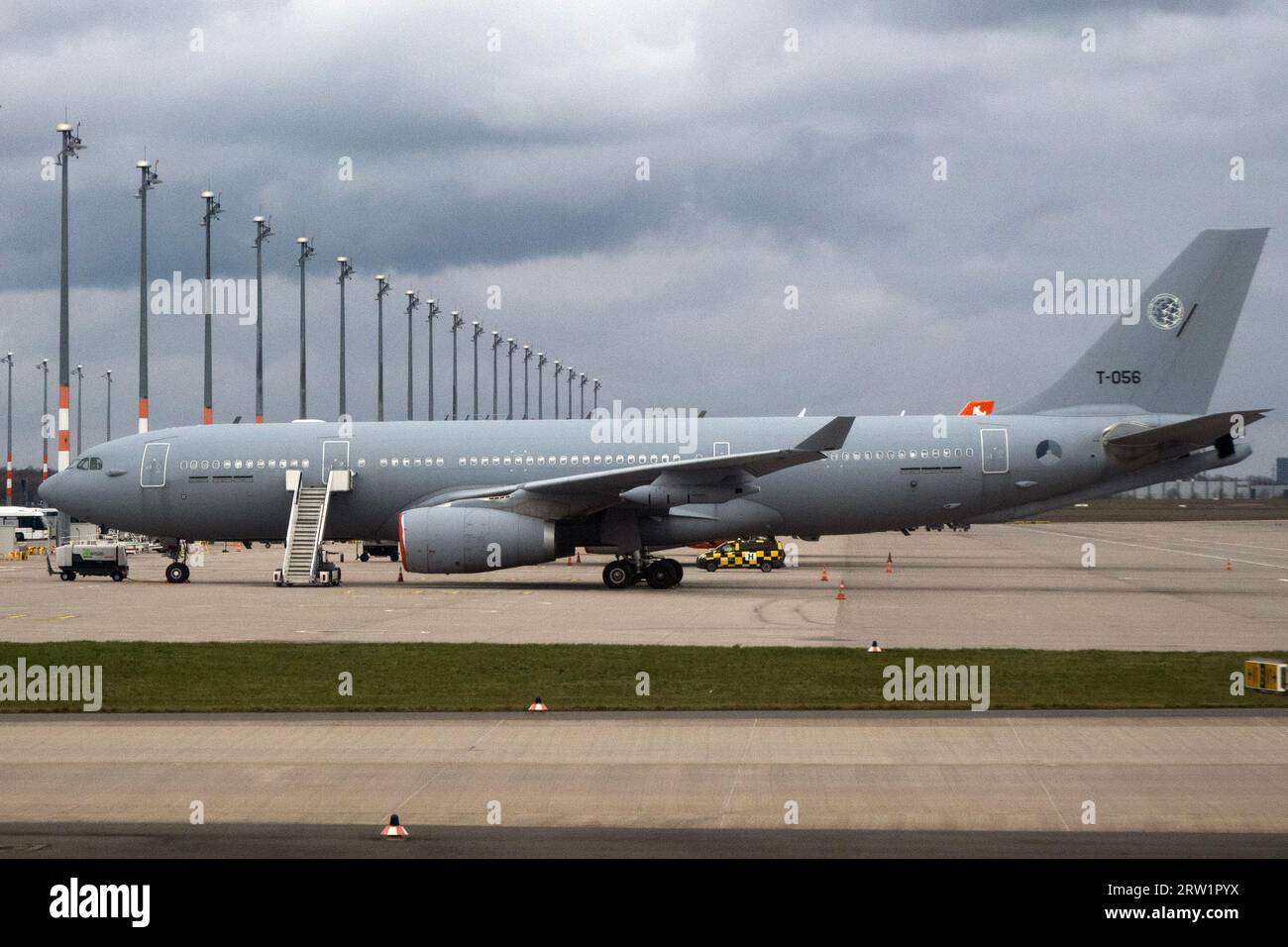 26.03.2023, Deutschland, Brandenburg, Schönefeld - Airbus A330 Mehrzweck-Tanker-Transportflugzeug der NATO. 00S230326D352CAROEX.JPG [MODELLVERSION: NEIN, Stockfoto